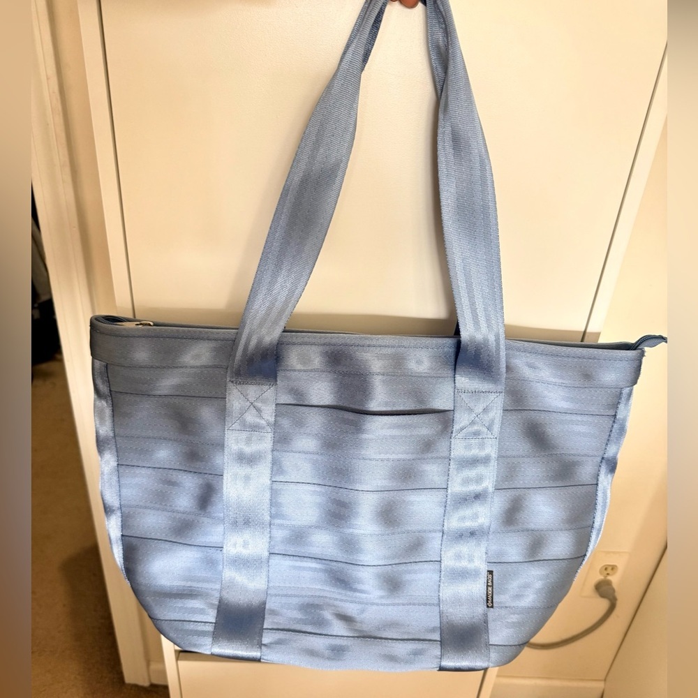 Maggie bag seatbelt tote bag XL
Blue/gray
Excellent condition - Picture 3 of 9